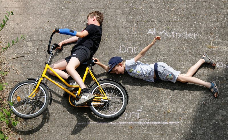 Kinder spielen mit Fahrrad