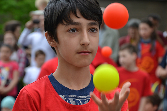 Junge jongliert Bälle